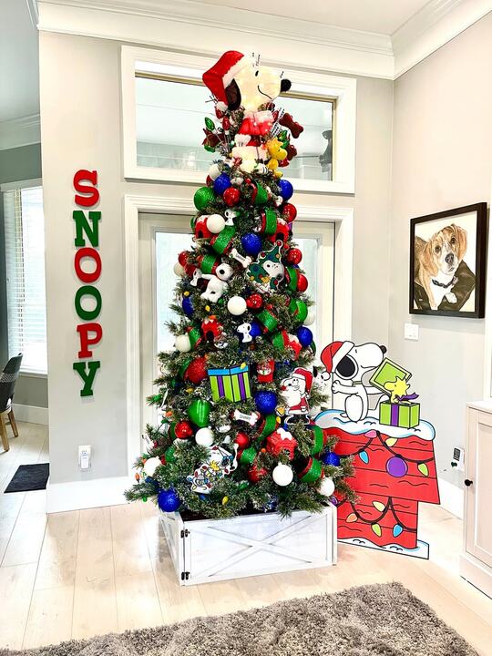 Snoopy tree with a Peanuts doghouse